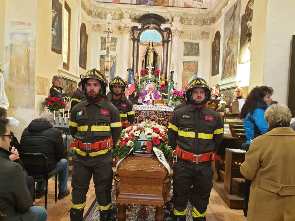 In Valle d'Intelvi il funerale di Massimo Ratti, il volontario dei pompieri morto a 47 anni