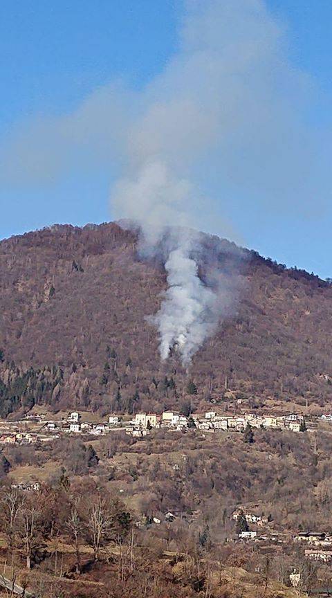 incendio a san fedele intelvi bosco in fiamme fumo incendio