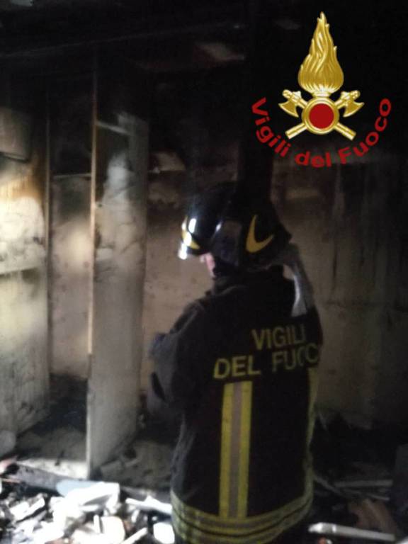 incendio in un appartamento in centro Como via natta soccorso pompieri interno appartamento