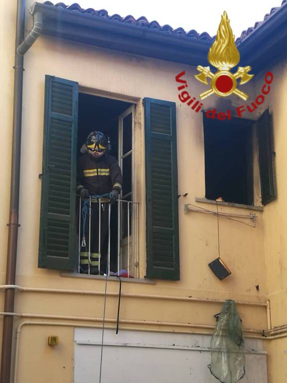 incendio in un appartamento in centro Como via natta soccorso pompieri interno appartamento