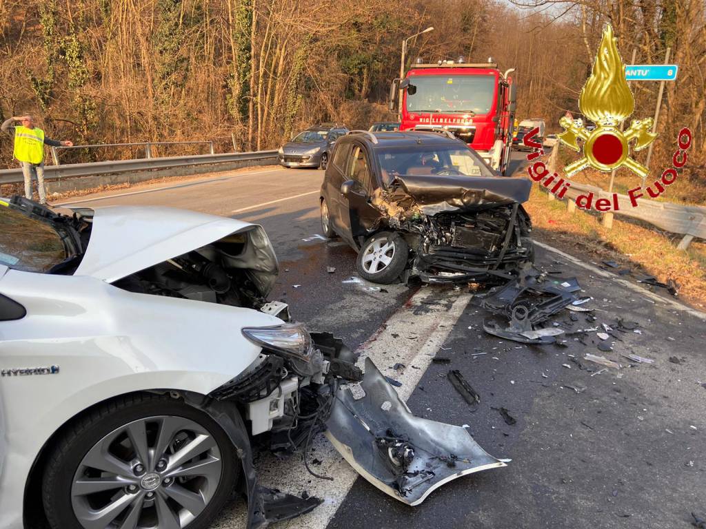 incidente fino mornasco scontro frontale tra auto distrutte completamente