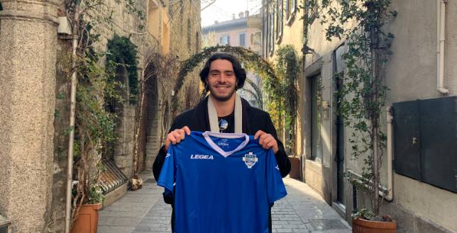 manuel cicconi con maglia del como in centro città prima foto ritorno