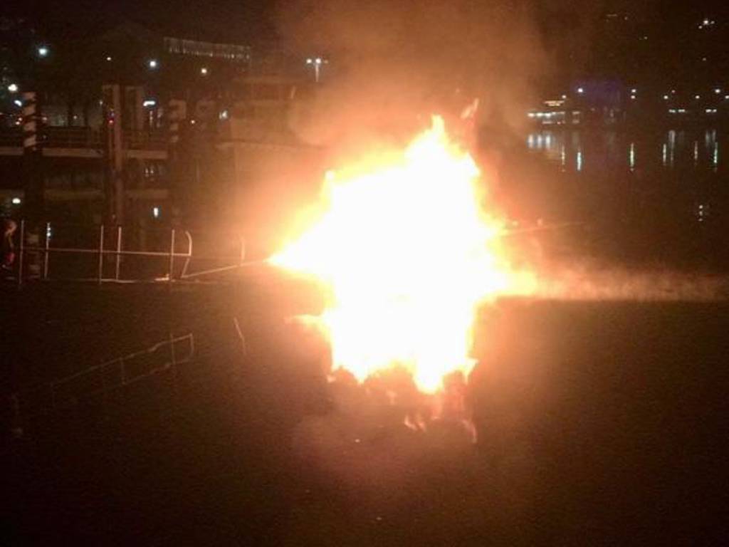 pontile di viale geno bruciato nella notte di capodanno per petardo