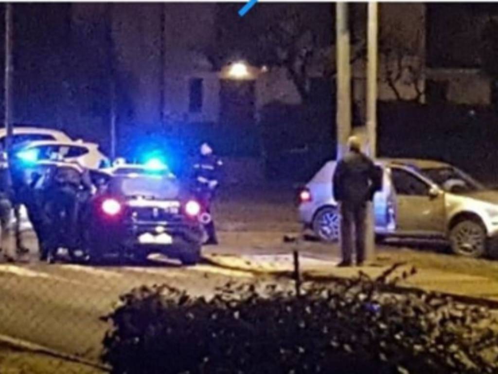 schianto auto a bulgarograsso dopo inseguimento con carabinieri foto dei residenti su facebook