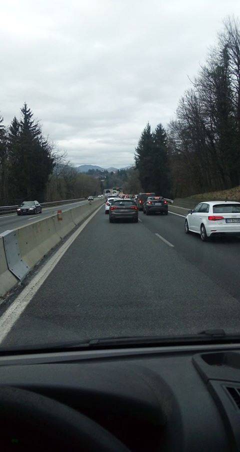 autostrada con traffico da grandate alla svizzera cantiere immagini coda