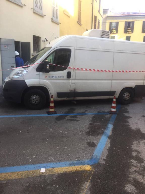 black-out elettrico a como questa mattina operai enel al lavoro e via milano generica