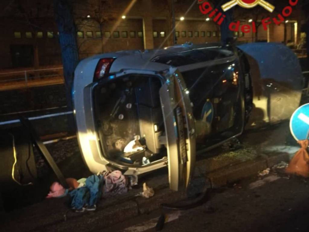 incidente como via carloni auto ribaltata nella notte