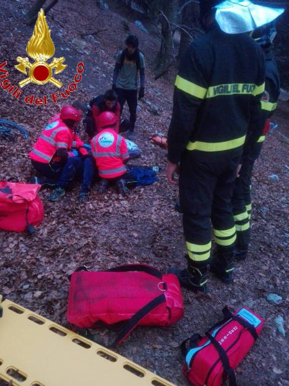 incidente monte san primo ragazzo cade nel burrone con bici soccorsi