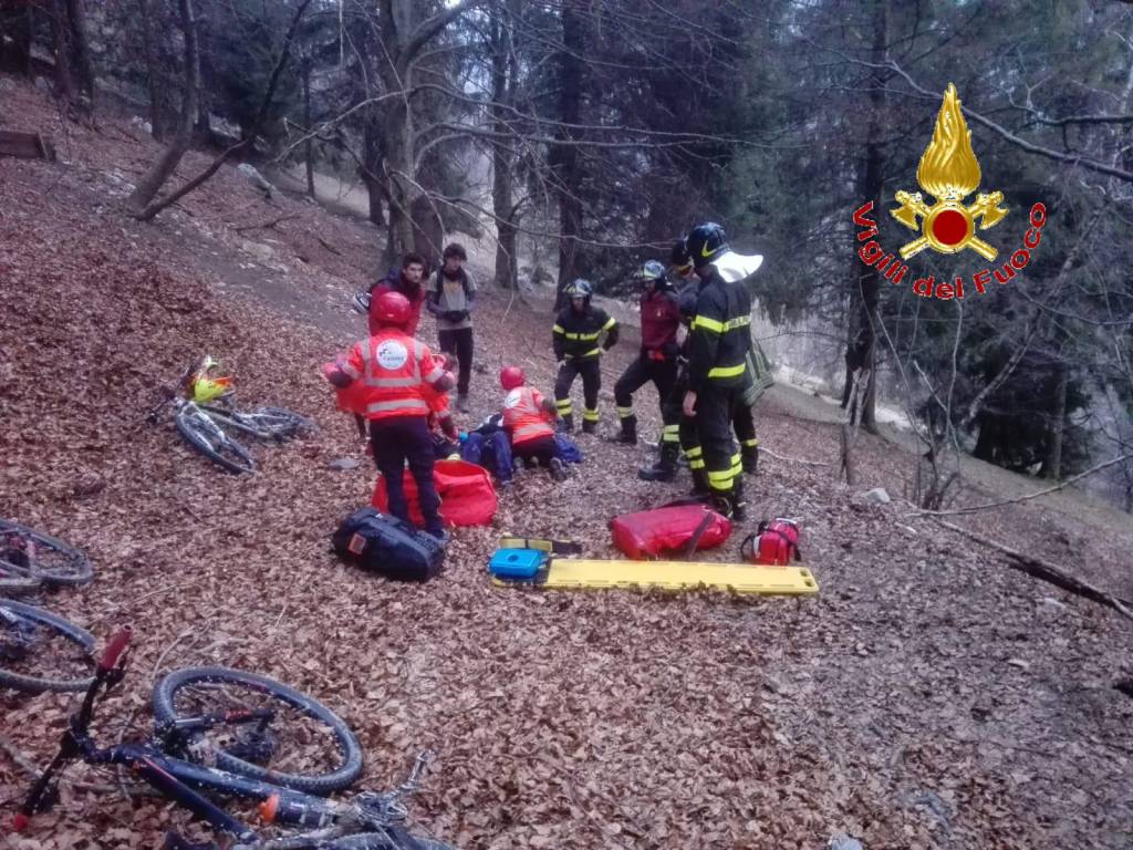 incidente monte san primo ragazzo cade nel burrone con bici soccorsi