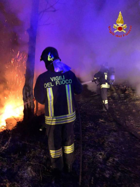 intevento dei pompieri a ronago località ronco incendio bosco