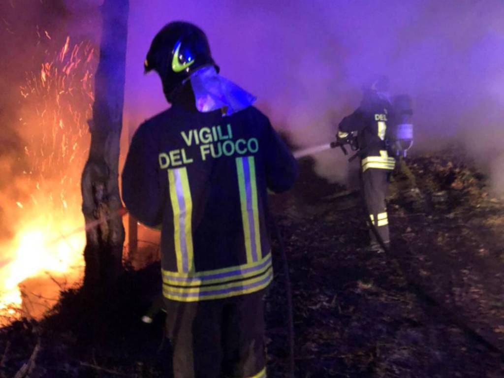 intevento dei pompieri a ronago località ronco incendio bosco