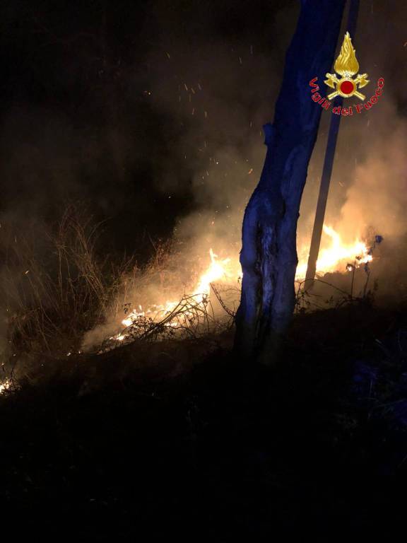 intevento dei pompieri a ronago località ronco incendio bosco