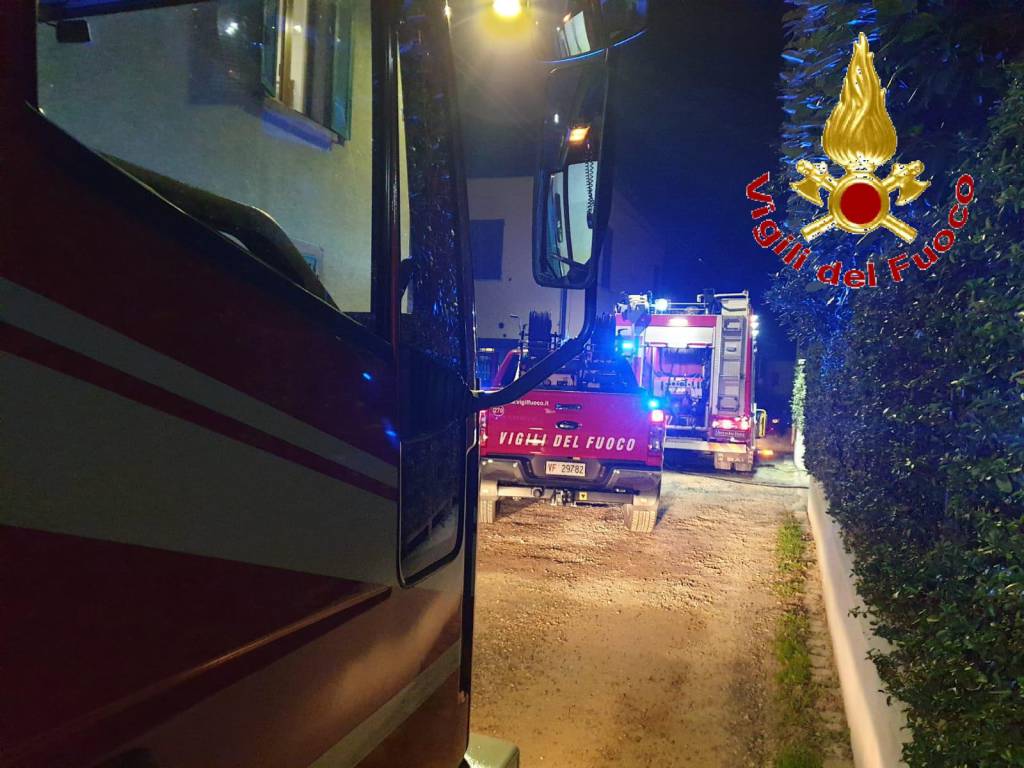 principio d'incendio casa ed ufficio beregazzo con figliaro pompieri soccorsi