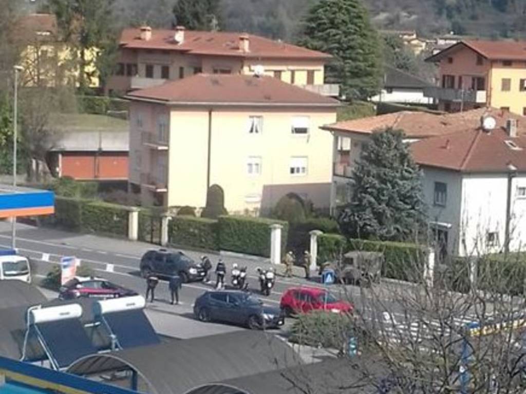 a lora questa mattina posti di controllo carabinieri ed esercito per spostamenti persone