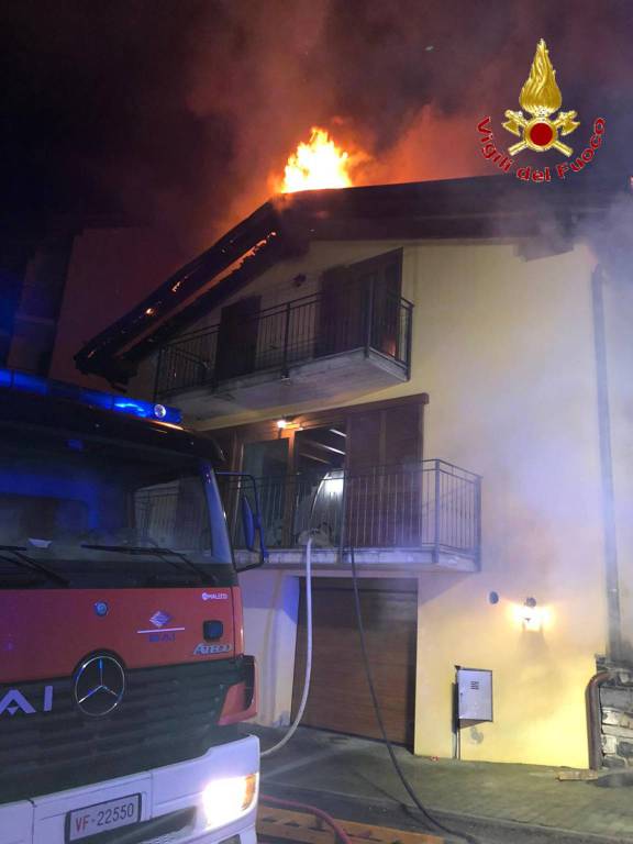 Devastante incendio al tetto di una villetta a Nesso