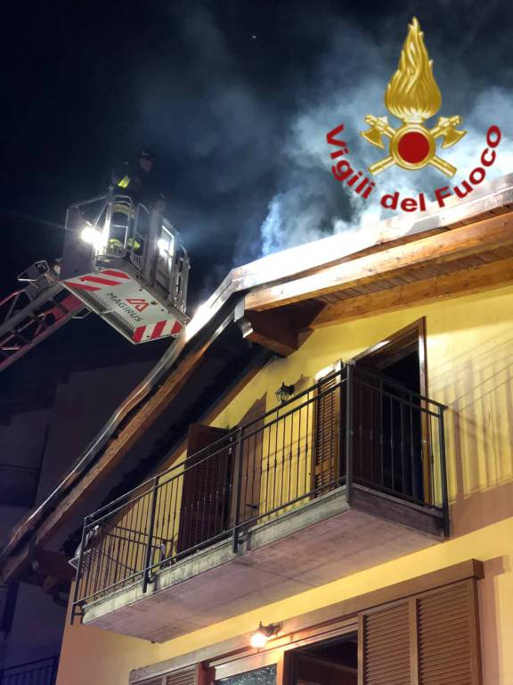 Devastante incendio al tetto di una villetta a Nesso