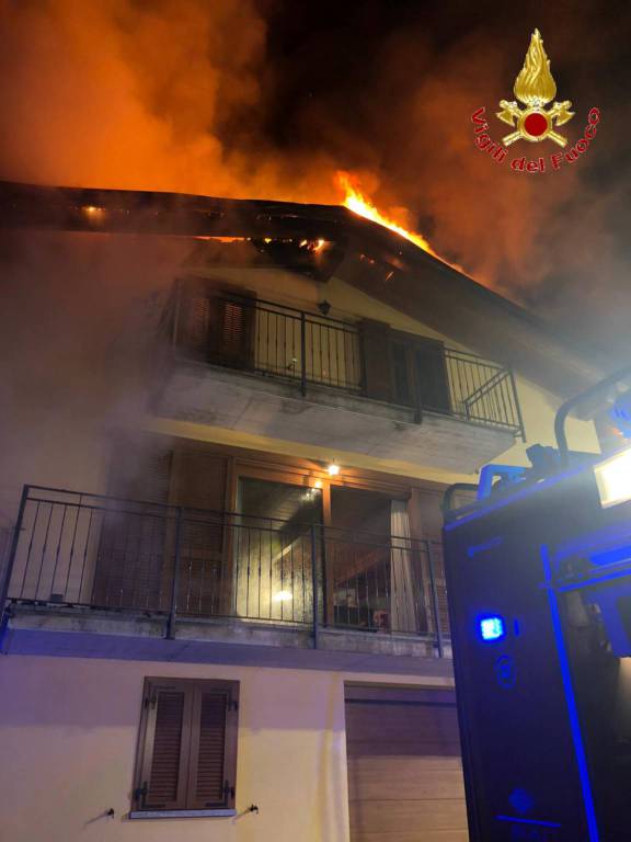 Devastante incendio al tetto di una villetta a Nesso