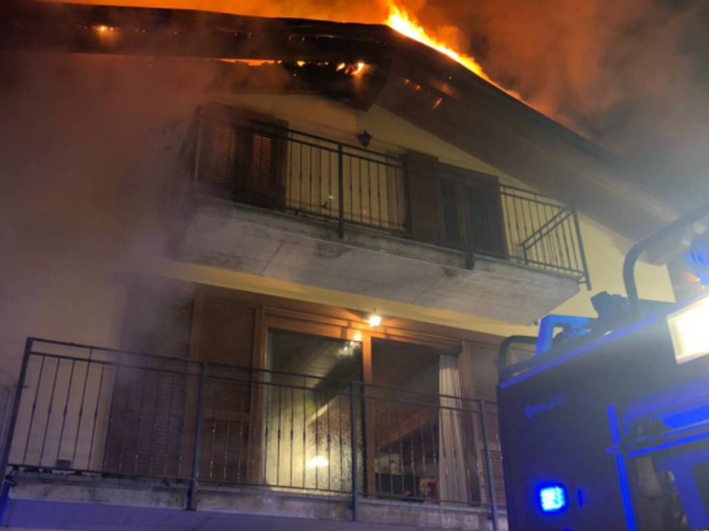 Devastante incendio al tetto di una villetta a Nesso