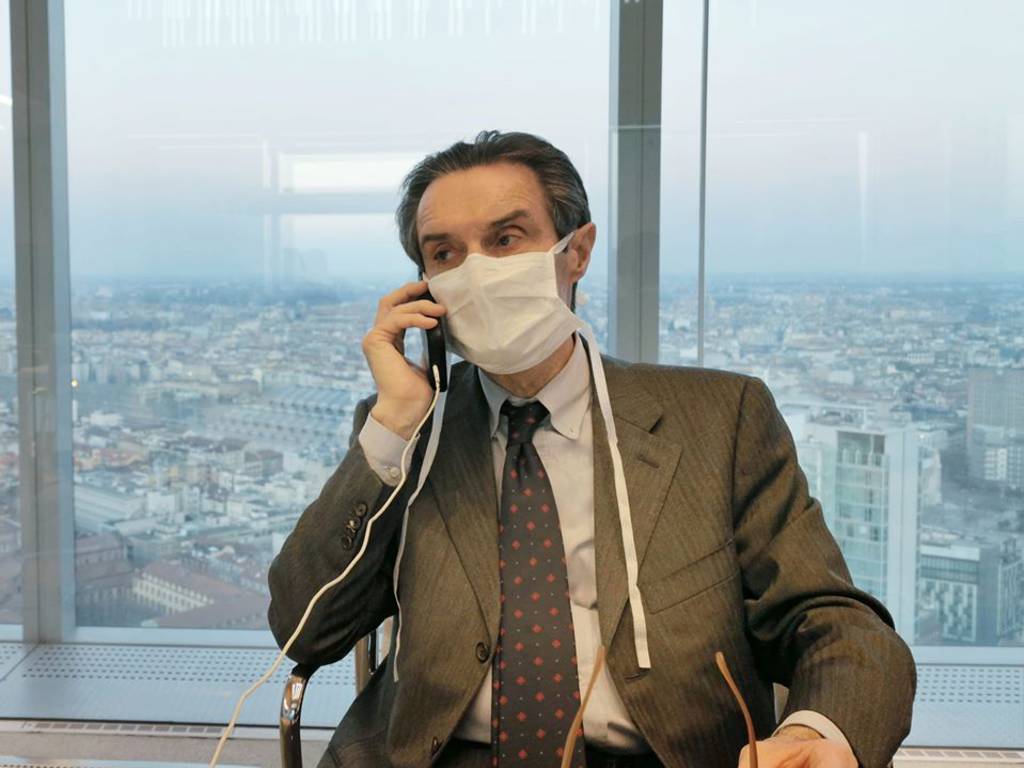 governatore regione lombardia fontana con mascherina per emergenza virus