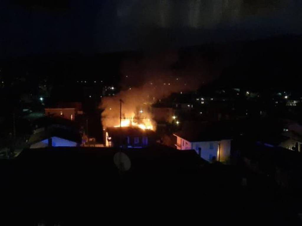 incendio lipomo mansarda in fiamme via canzighina