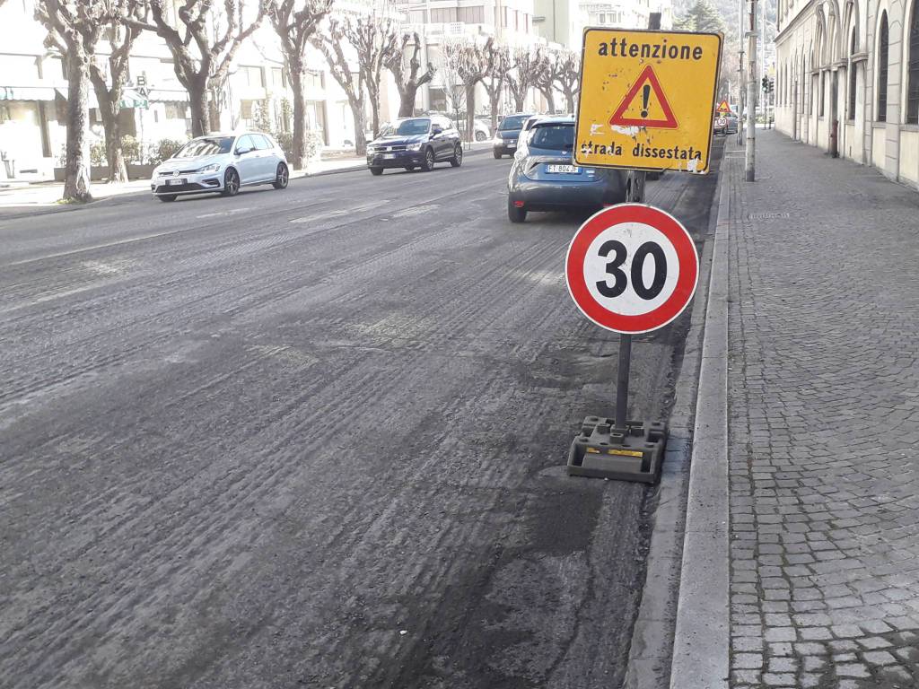 incidenti cantieri e code a como questa mattina camion bloccato valfresca