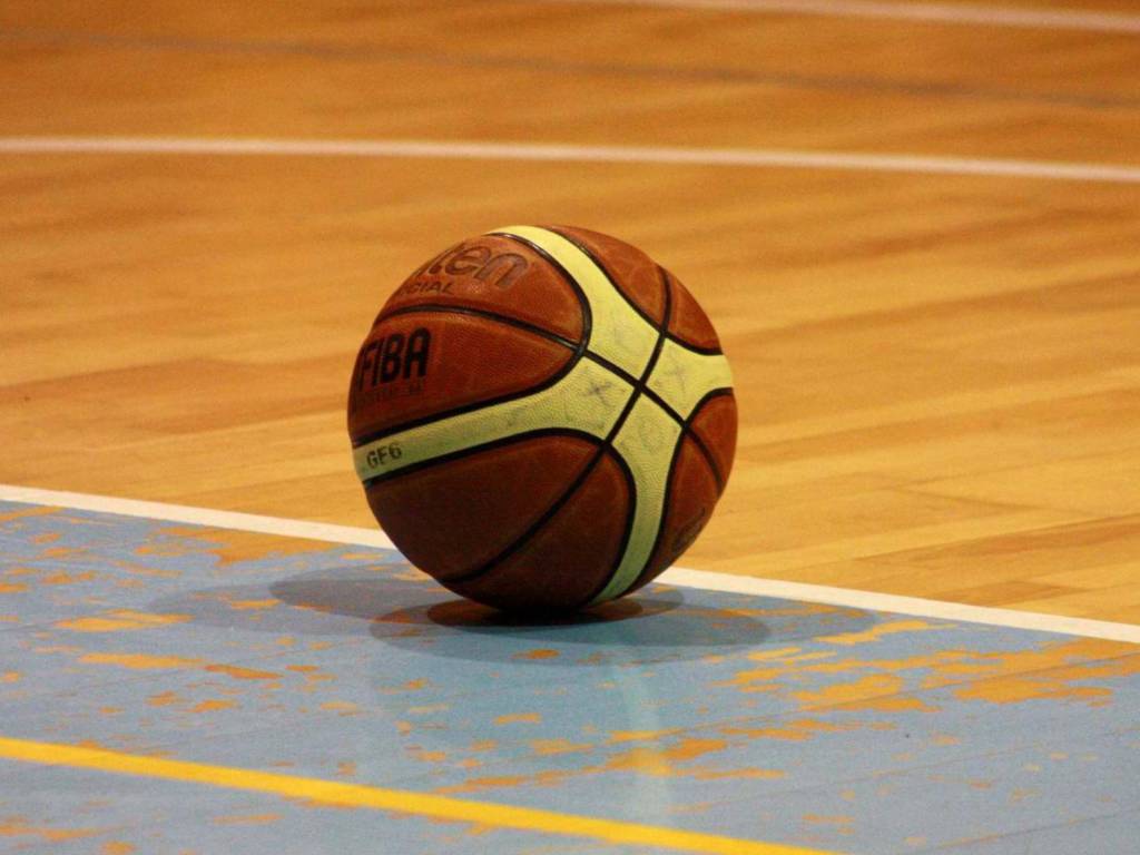 pallone di basket campo vuoto