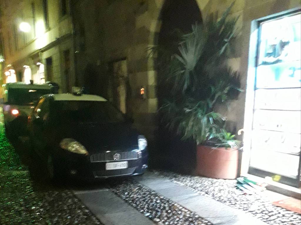 rapina banditi gioielleria via adamo del pero como carabinieri esterno