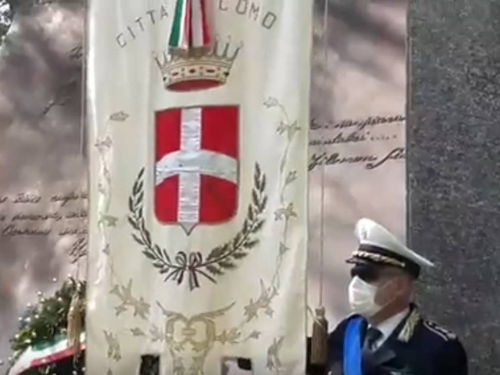 cerimonia 25 aprile como con sindaco da solo monumento resistenza europea