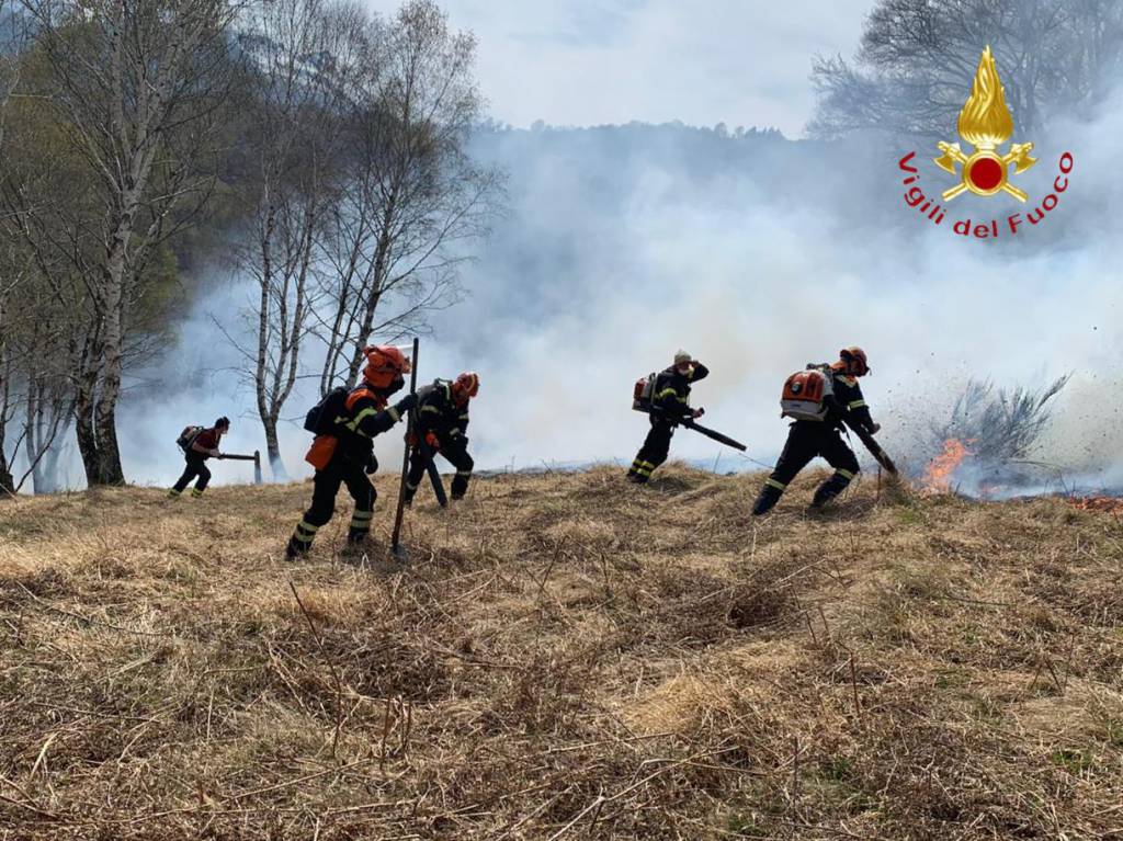 incendio monti di livo alto lago di como giorno di pasqua pompieri