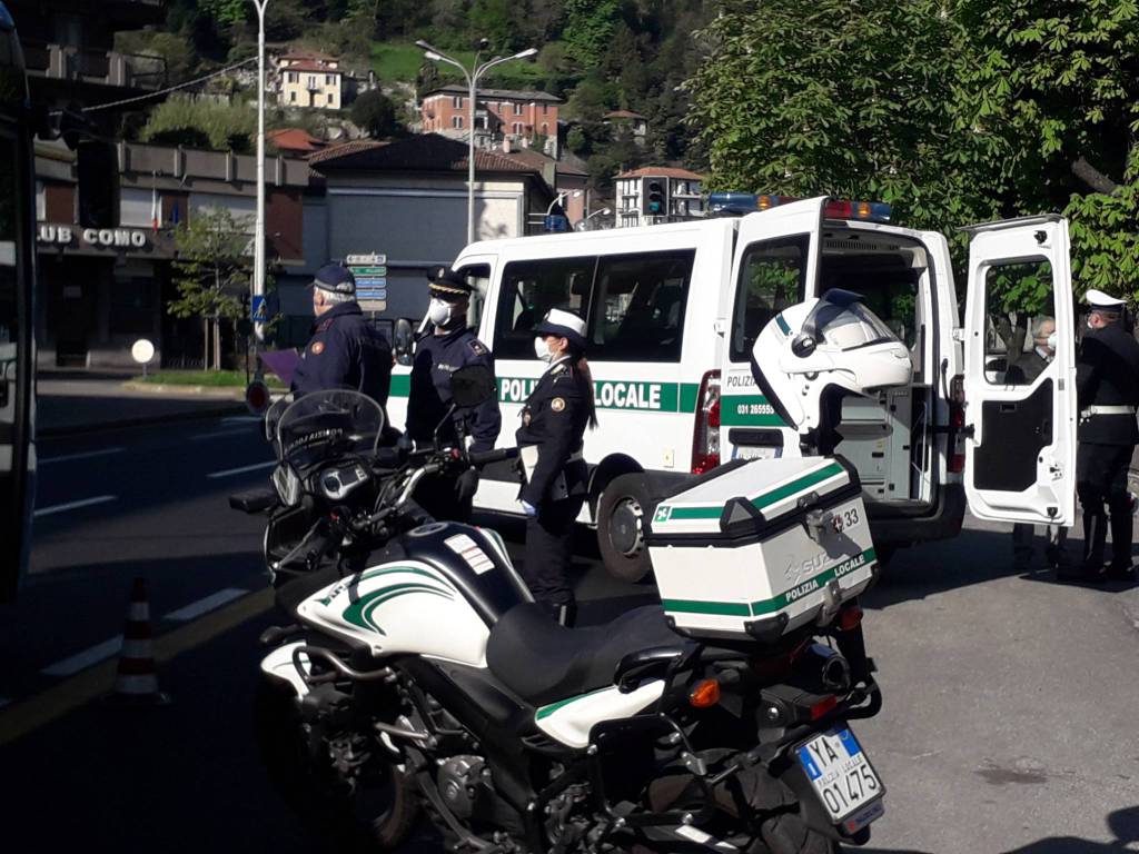 polizia locale como controlli strade check-point per fermare auto controlli virus