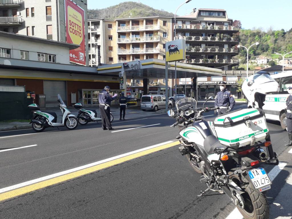 polizia locale como controlli strade check-point per fermare auto controlli virus