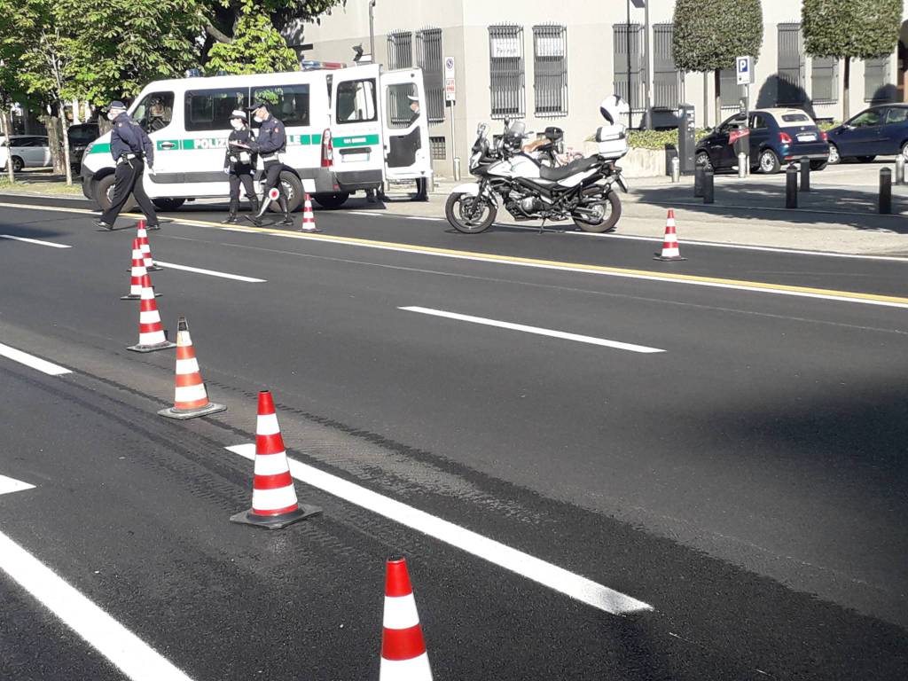 polizia locale como controlli strade check-point per fermare auto controlli virus