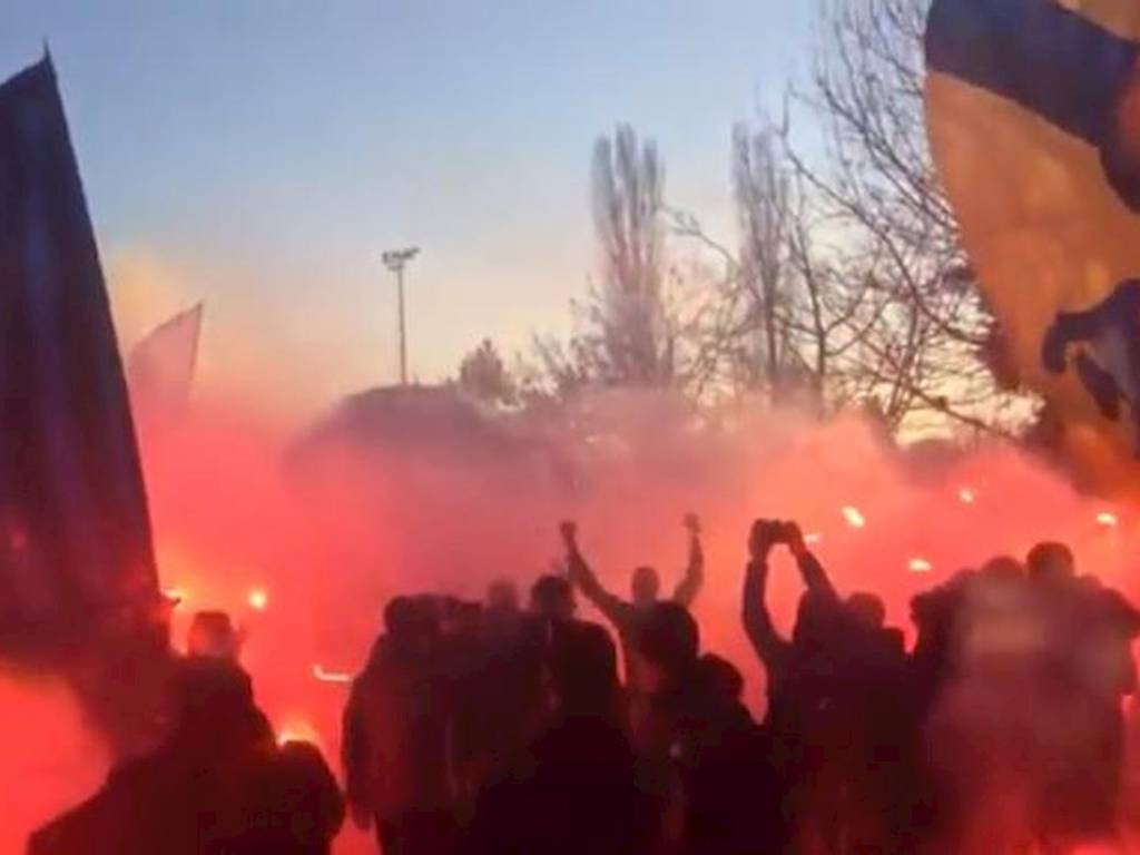 tifosi inter a salutare la squadra pinetina anche se con divieto