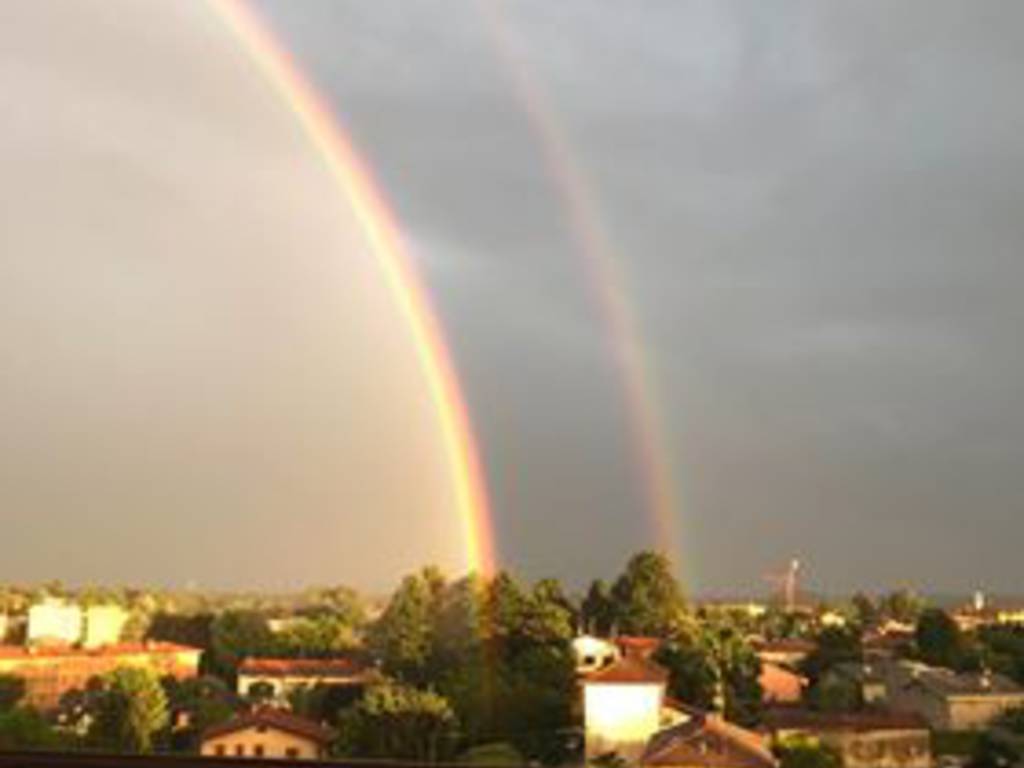 arcobaleno nei cieli sopra como e provincia, foto lettori