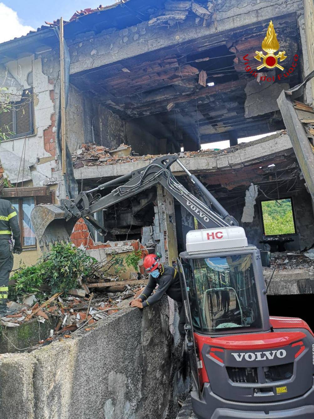 I pompieri scavano tra le macerie della casa esplosa ad Andrate
