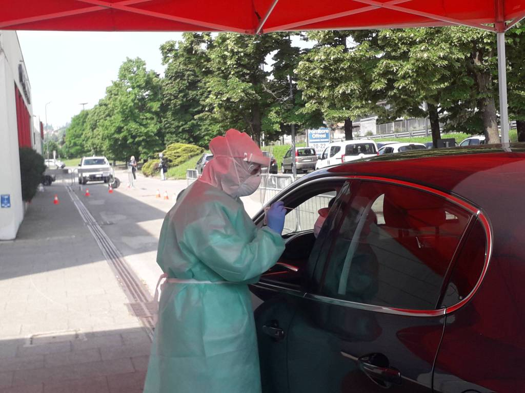 Il tampone alla tenda di Ats Insubria di Lariosoccorso Erba