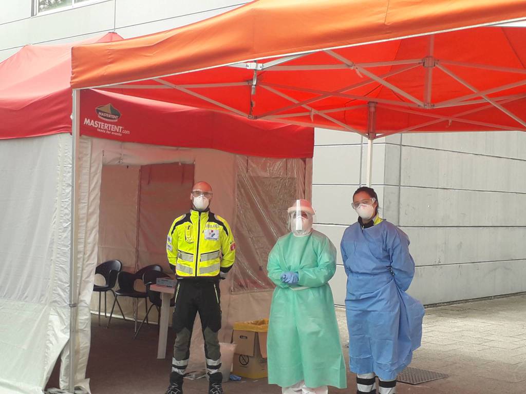 Il tampone alla tenda di Ats Insubria di Lariosoccorso Erba