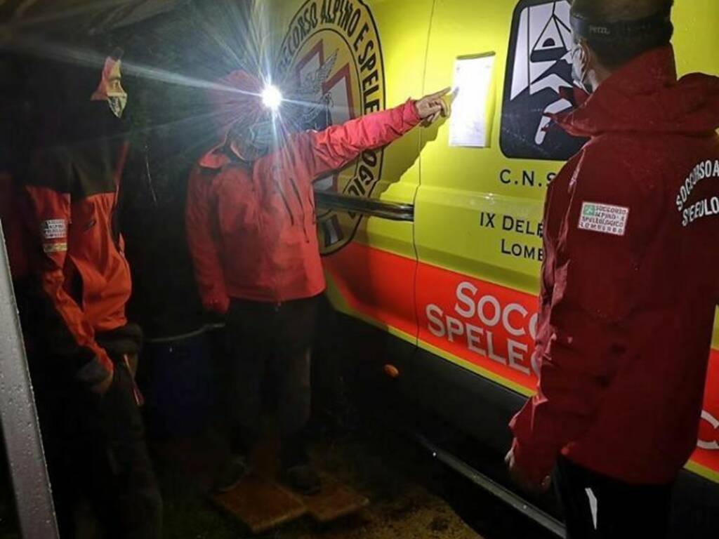 altre immagini soccorsi agli speleologi bloccati nella grotta al pian del tivano soccorso alpino