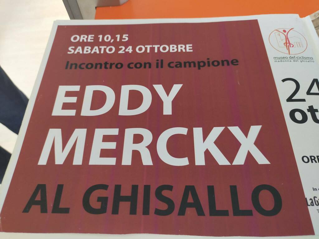 cimeli e firme di eddy merckx al museo del ciclismo del ghisallo