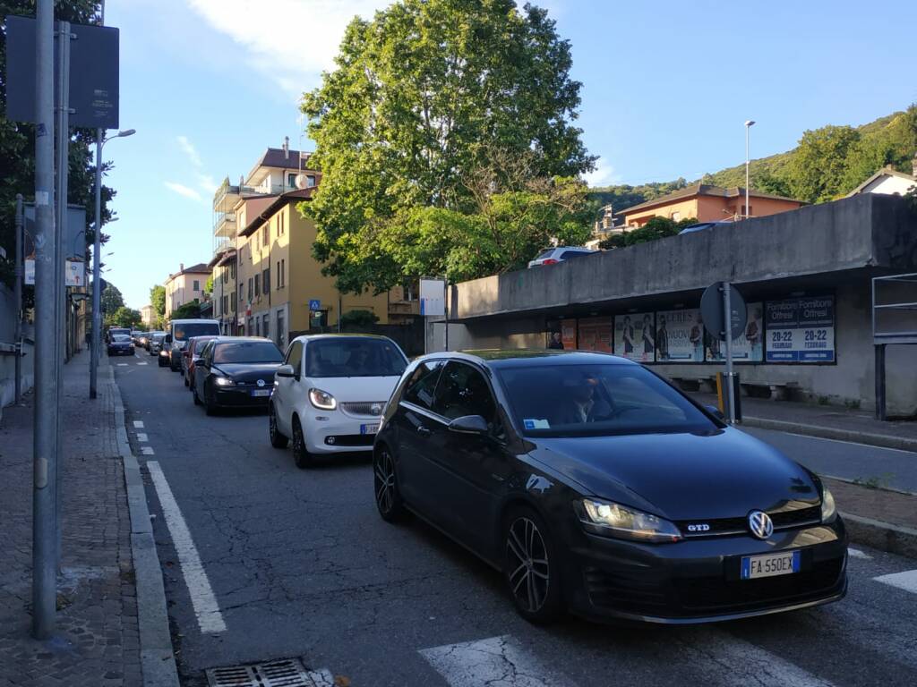 coda verso la svizzera via bellinzona frontalieri