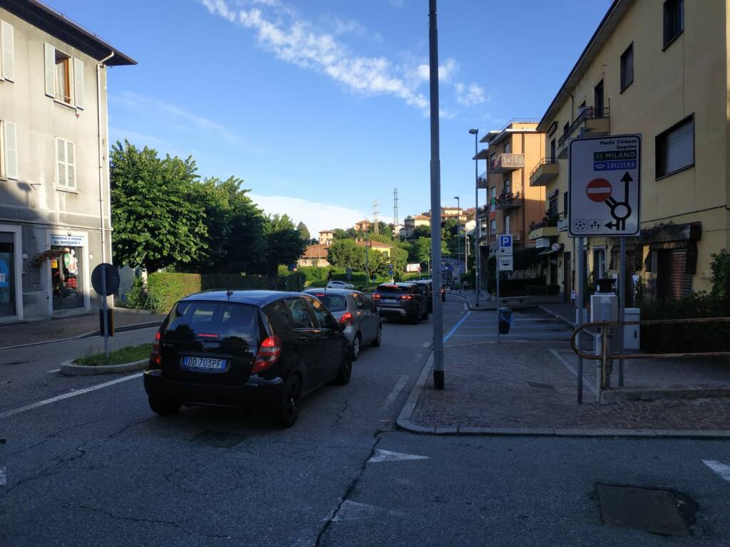 coda verso la svizzera via bellinzona frontalieri