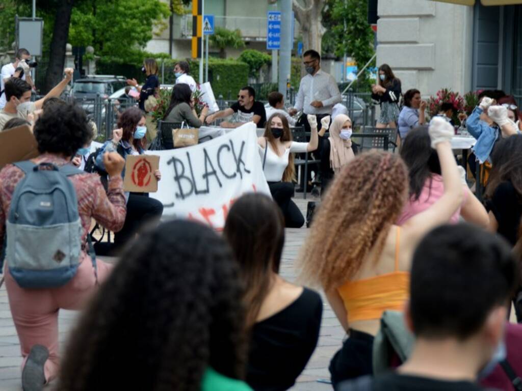 manifestazione black lives metter piazza verdi a como contro razzismo