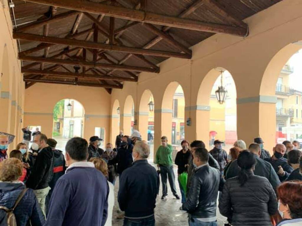 mercato di erba protestA degli ambulanti oggi