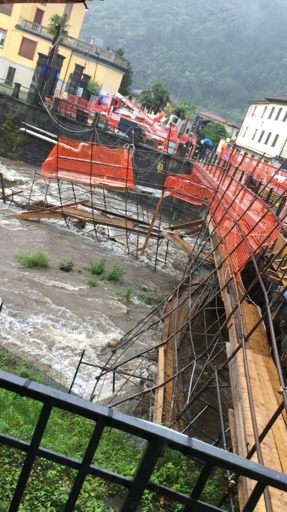 pompieri intervento dongo crollo ponteggio fiume