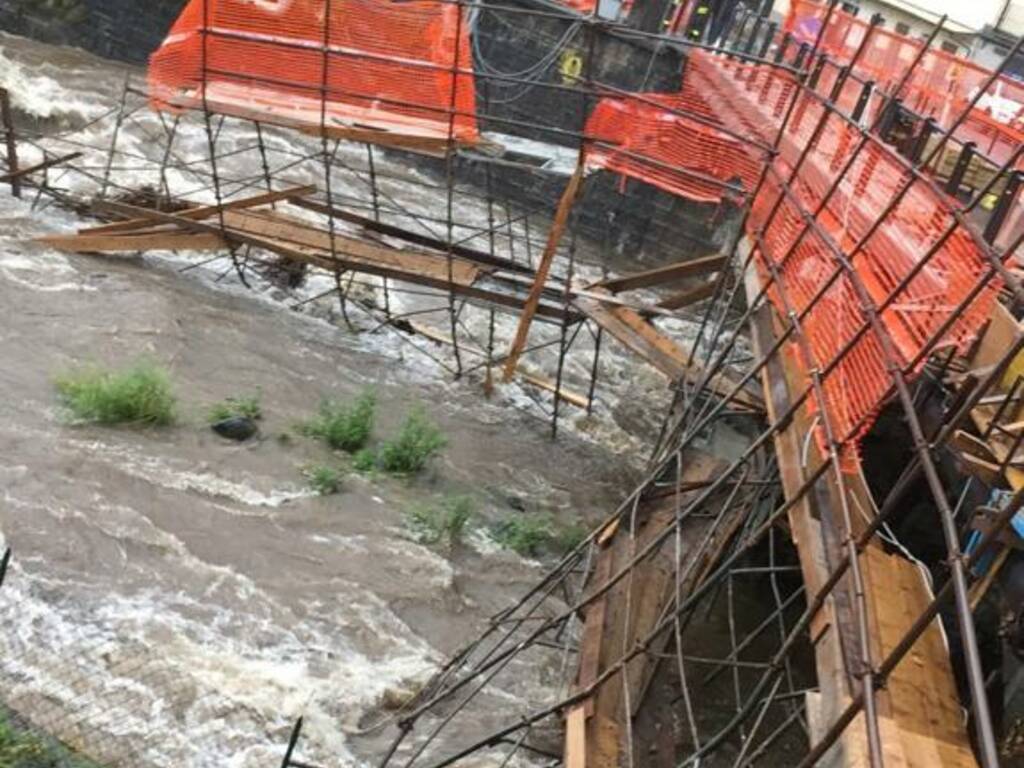 pompieri intervento dongo crollo ponteggio fiume