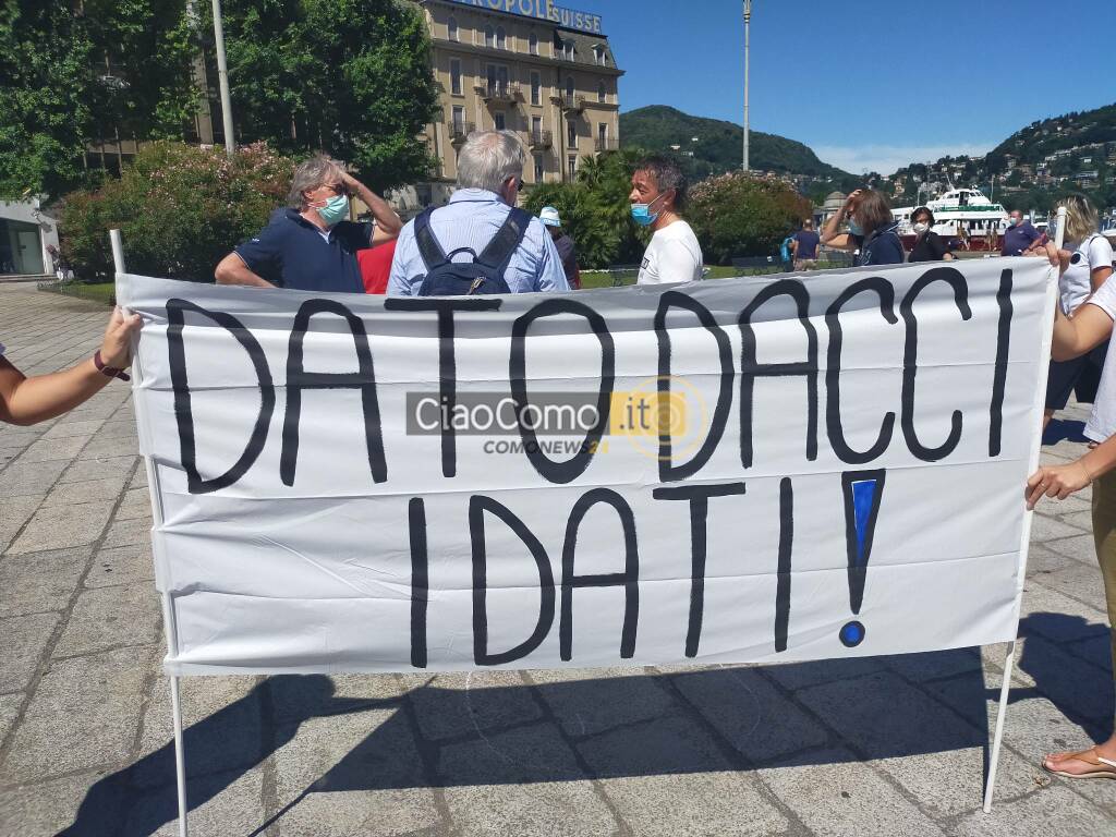 protesta atleti e simpatizzanti comonuoto in piazza cavour per la sede
