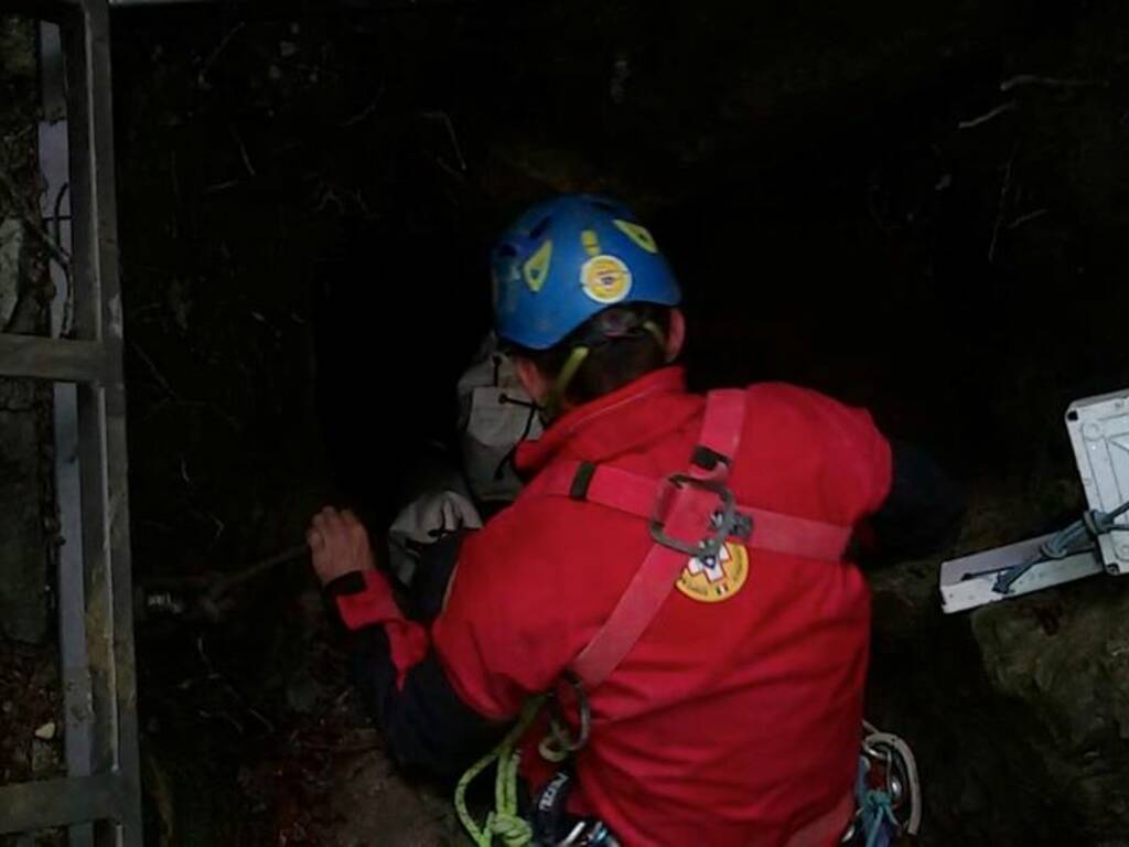 soccorso alpino e speleologico soccorso escursionisti bloccati in grotta pian del tivano