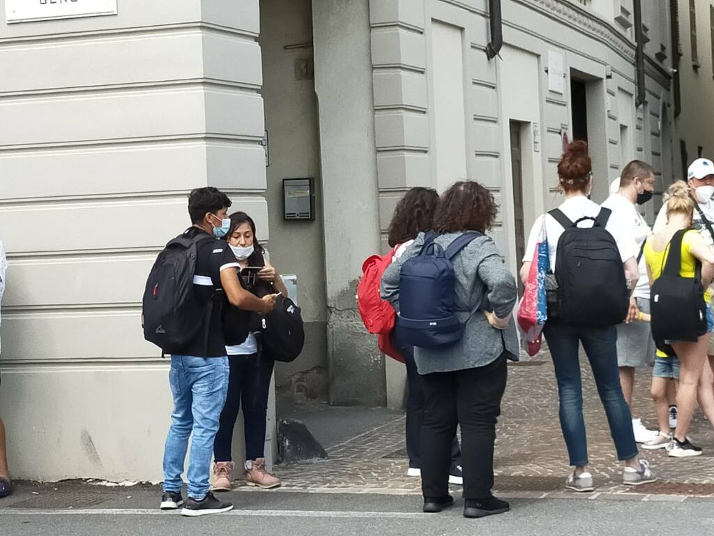 tanta gente in coda funicolare per brunate domenica di folla