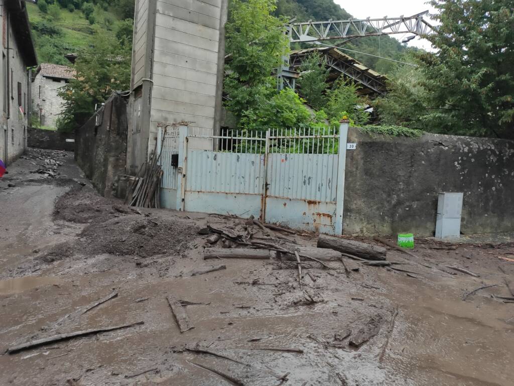 bomba d0acqua nel comasco all'alba allagamenti lomazzo e frana visino valbrona