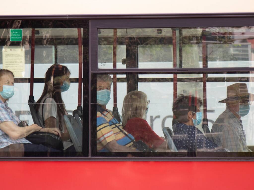 bus si viaggia con le mascherine, ma tutti seduti